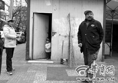 由于沒人照看，爸爸媽媽干活時(shí)帶著兩歲多的小韓靈  本報(bào)記者 董國梁 攝 