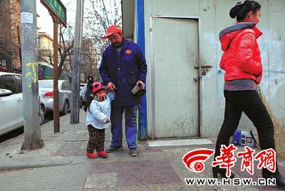 由于沒人照看，爸爸媽媽干活時(shí)帶著兩歲多的小韓靈  本報(bào)記者 董國梁 攝 